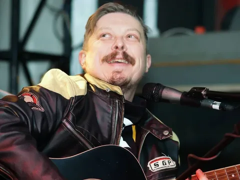 Віктор із гітарою та мікрофоном