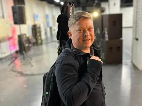 Віктор за лаштунками з гітарою