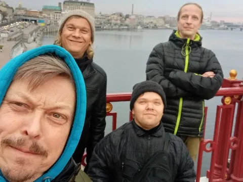 Гурт на прогулянці біля річки